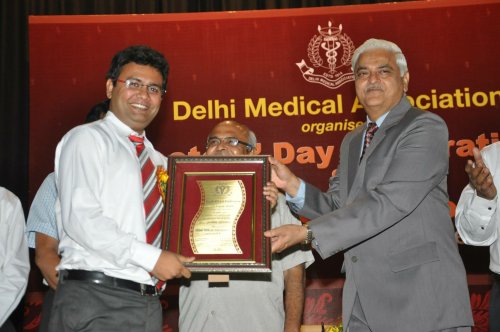 Dr. Manish Sarkar receiving an award at a Delhi Medical Association event